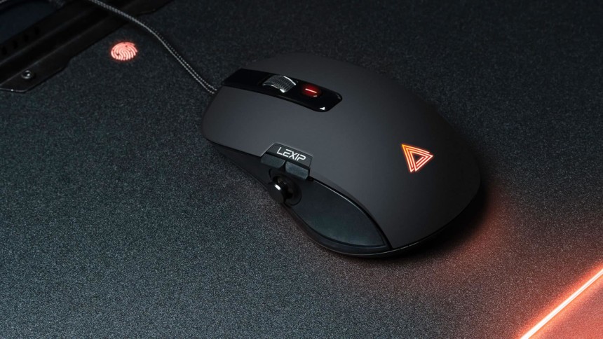 La LEXIP Np93 Alpha posée sur un tapis de souris