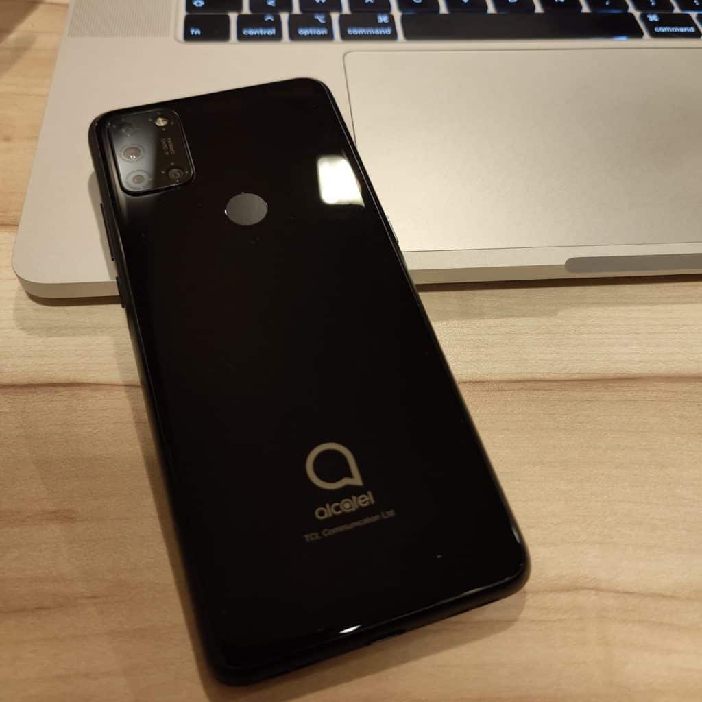 Alcatel 3X : L'arrière est vraiment splendide avec un rendu premium