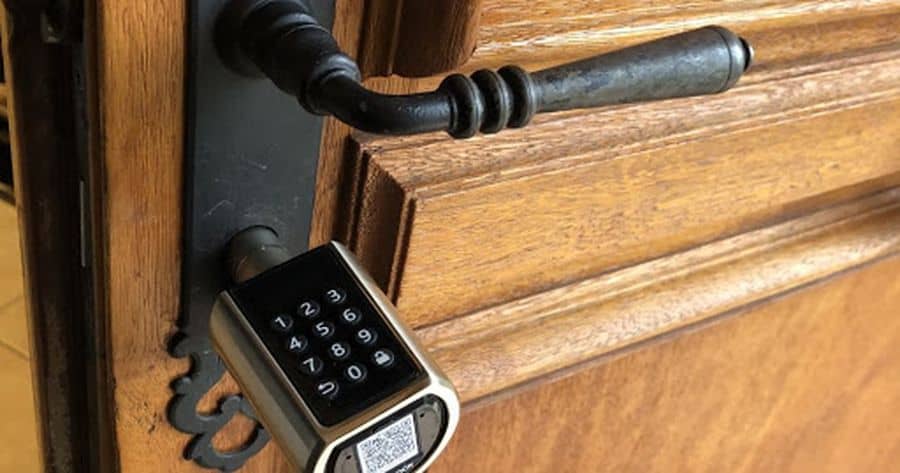 C'est assez massif sur la porte, il faut aimer le style.