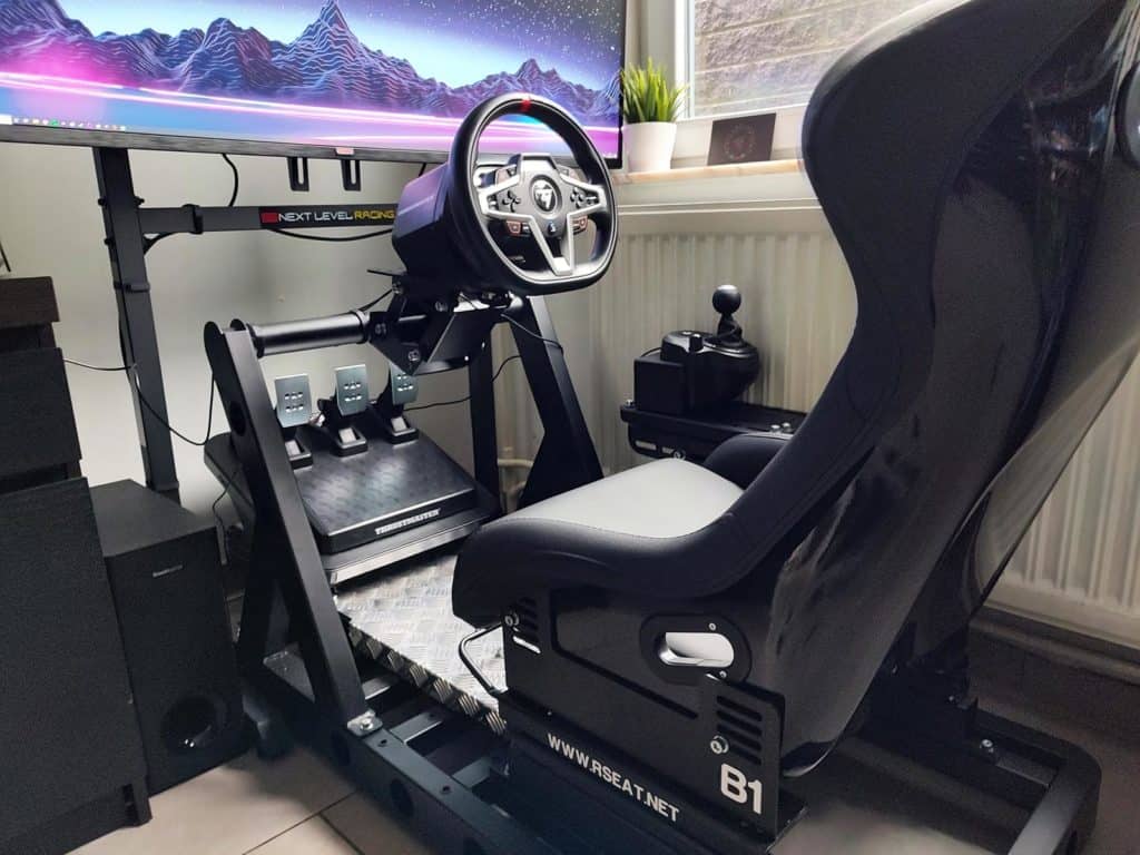 Le Thrustmaster T248 installé sur un châssis