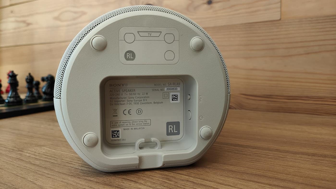 Sony HT-A9 - En dessous des enceintes vous avez son emplacement (ici Arrière Gauche avec le schéma pour aider)