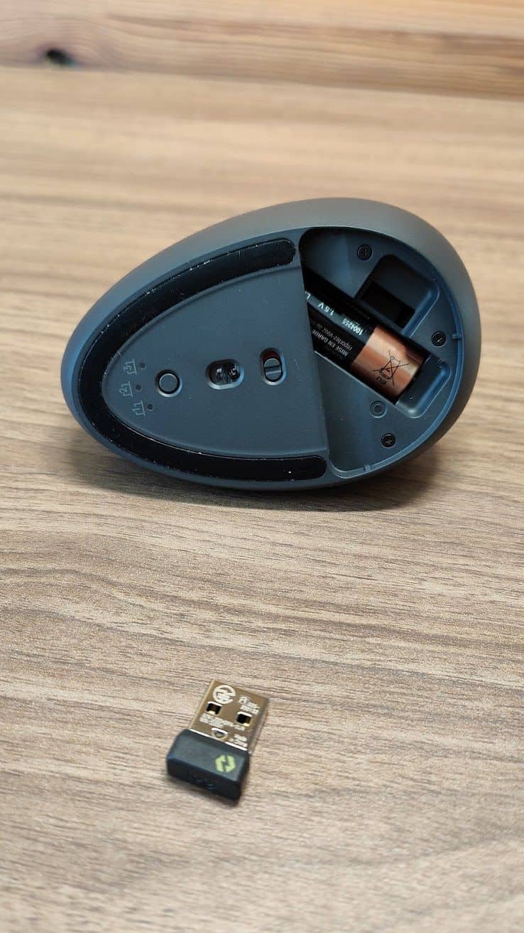 Logitech Lift Souris Verticale - petit dongle pour éviter les latences du bluetooth