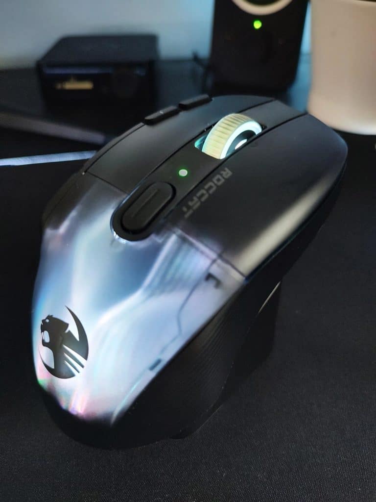 La Roccat Kone XP Air sur sa station de charge