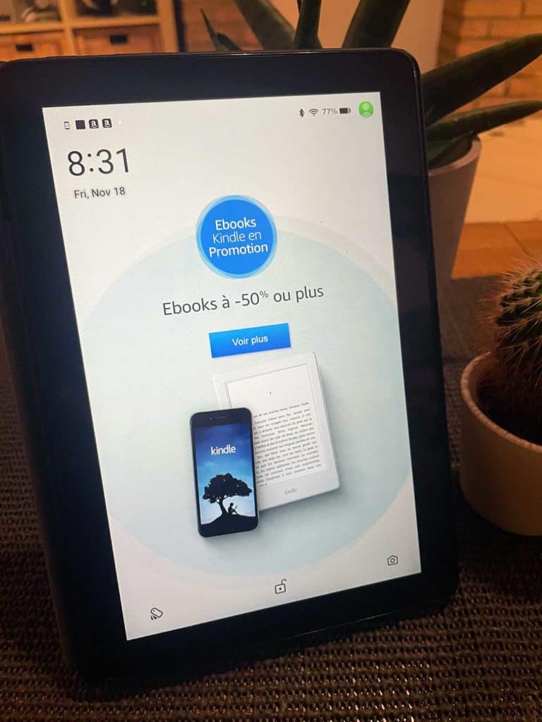 La tablette Amazon Fire HD 8 posée sur une table