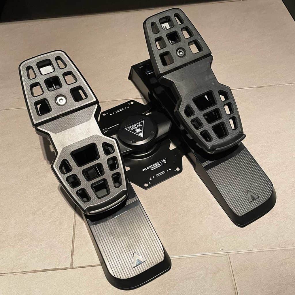 Le Turtle Beach VelocityOne Rudder posé par terre