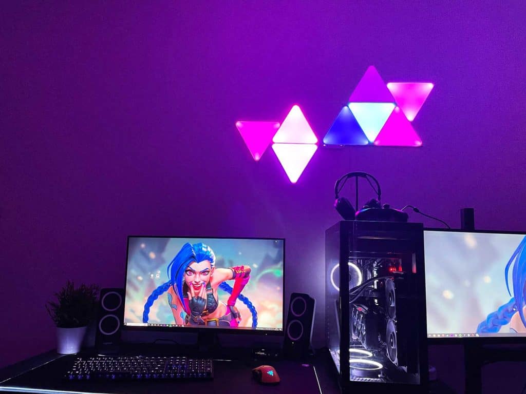 Les panneaux Nanoleaf Shapes allumés au dessus d'un PC Gaming