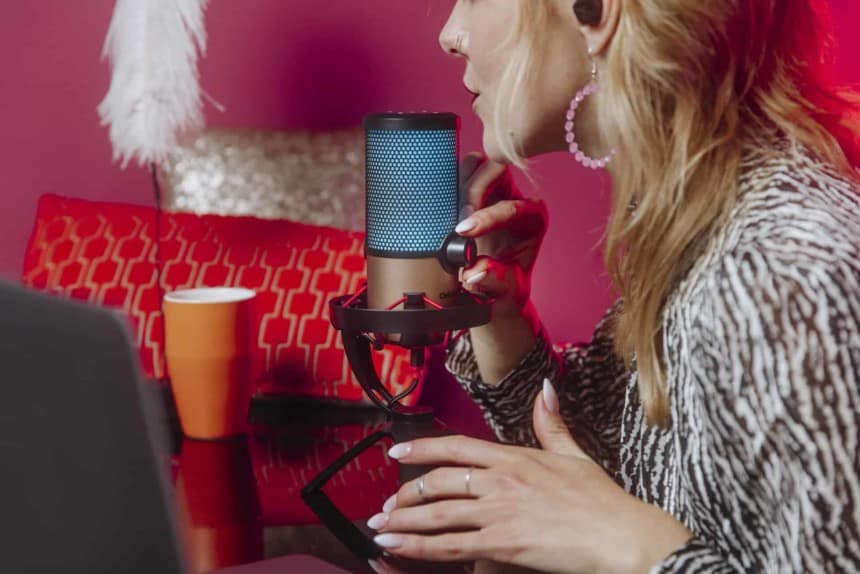 femme sexy avec accessoires micro streaming