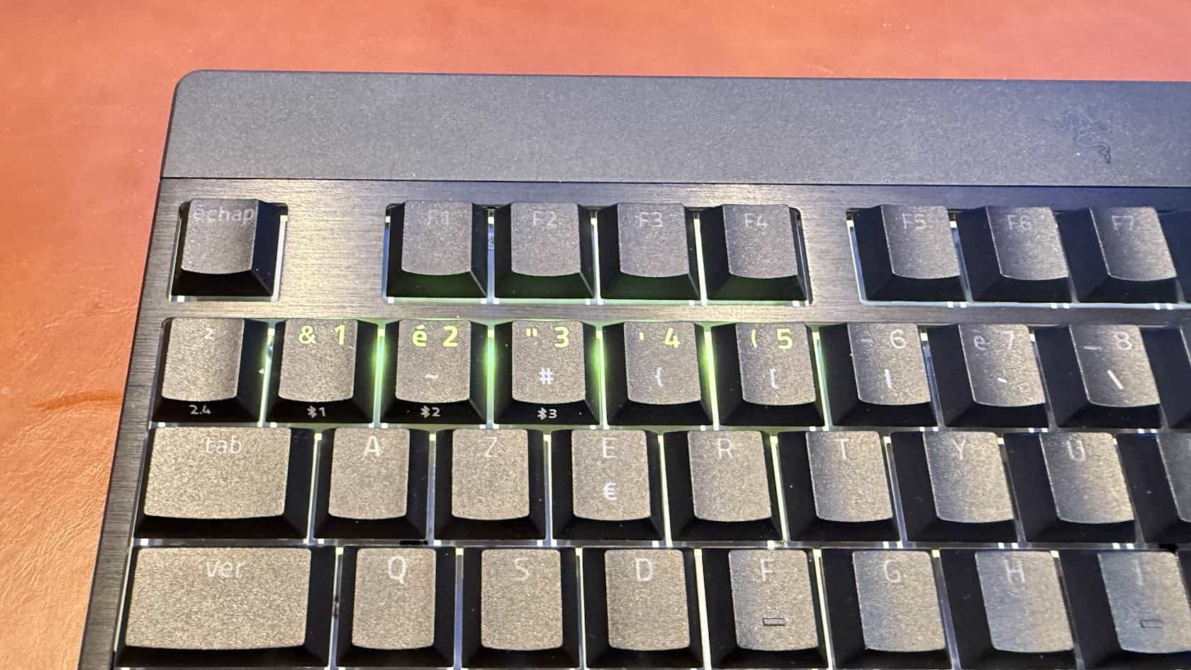 Le clavier utilise les chiffres du haut pour afficher son niveau de charge : c'est brillant !