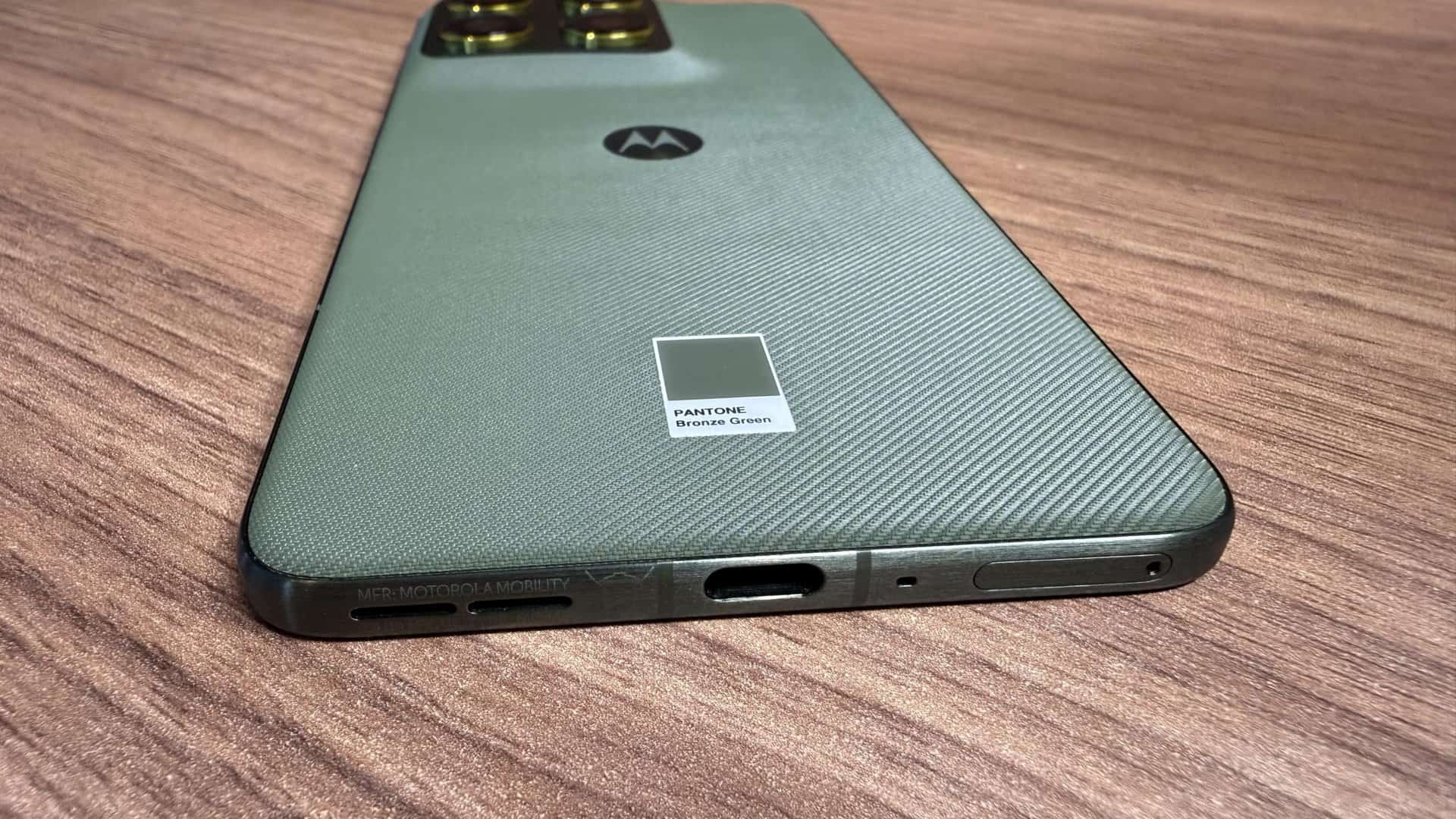 Dos du Motorola Edge 70 texturé vert
