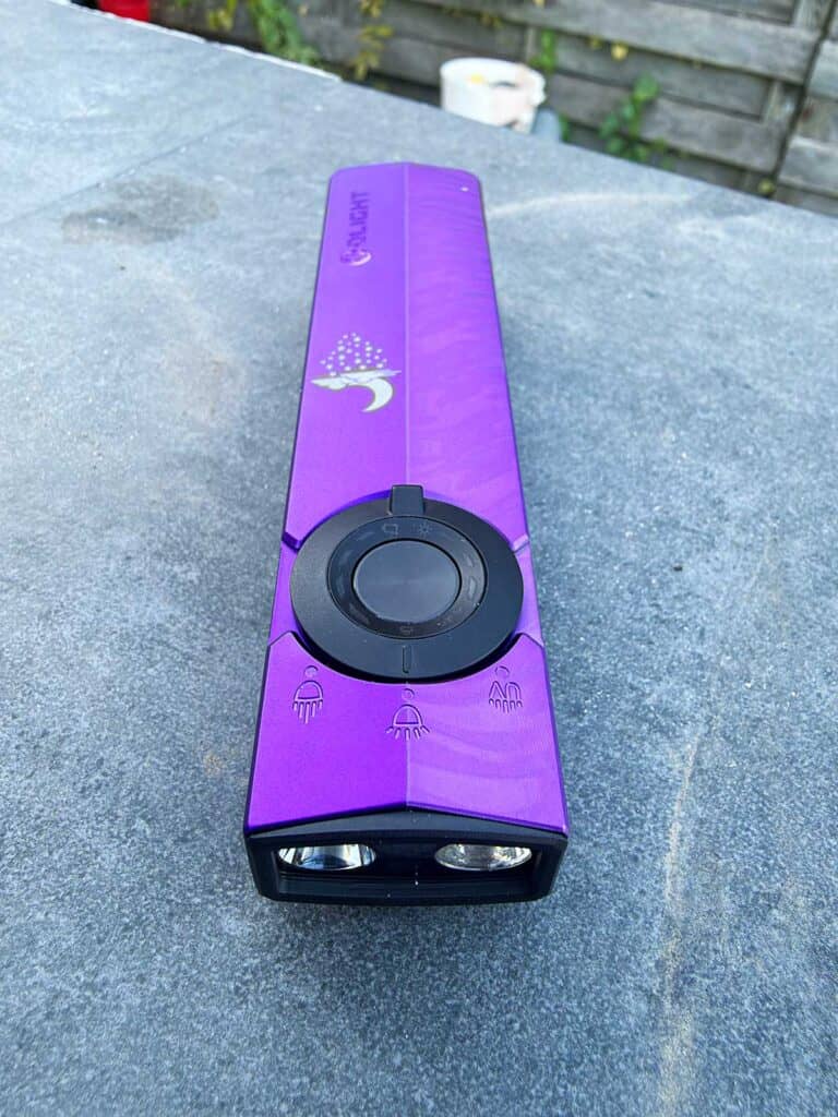 La lampe Olight ArkPro posée sur un muret